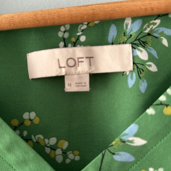 Lightweight blouse perfect for transition time of year - Picture 2 of 3